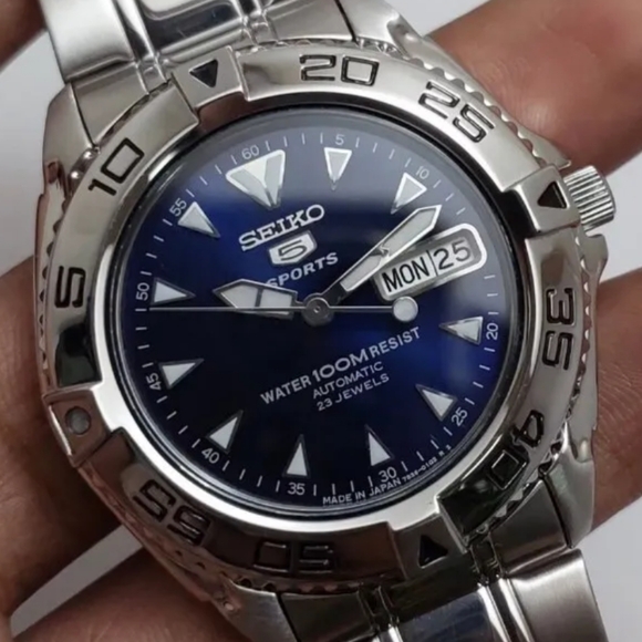 RARE Seiko Blue 5 Sports Automatic 23 Jewels Stainless Steel Watch